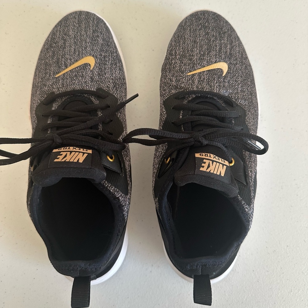 Women’s‎ 9.5 Nike Flex TR 9 Gunsmoke and Gold Sneakers - Picture 4 of 8